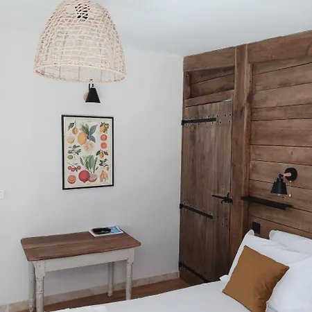 La Tour Du Laurensou Bed & Breakfast 3*